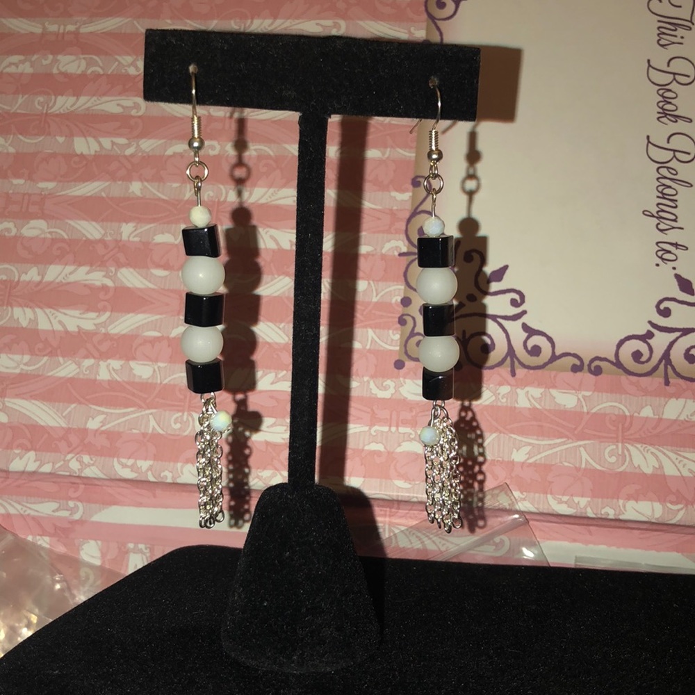🔥🔥 Black and white earrings